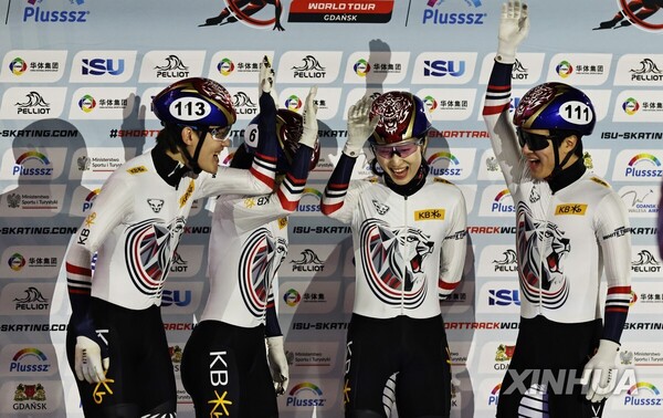 혼성계주에서 금메달을 따낸 한국 남녀 대표팀 선수들이 기뻐하고 있다. (출처:신화=연합뉴스)