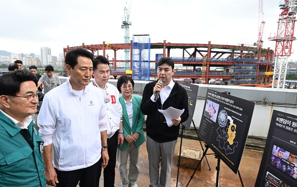 오 시장이 지난 9월 1일 도봉구 창동 소재 복합문화시설 ‘서울아레나’ 건설현장을 둘러보며 공사 진행 상황을 점검하고 있다. (제공: 서울시)