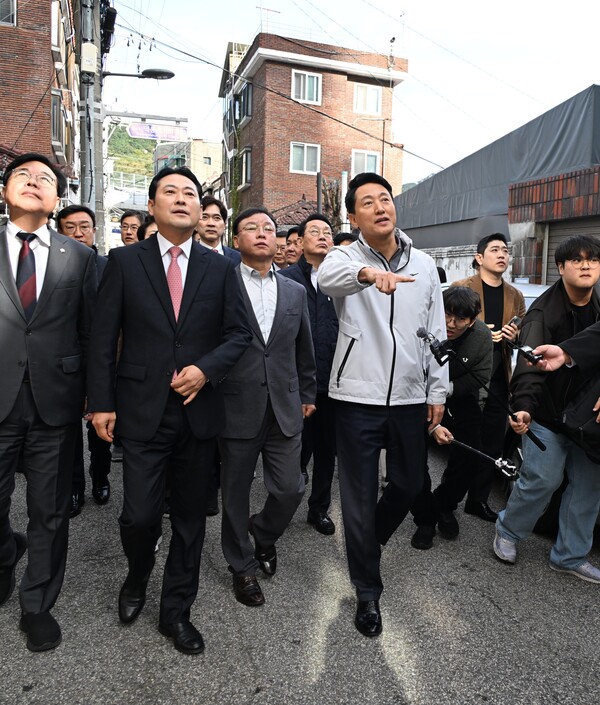 오세훈 시장이 지난 10월 24일 오전 국민의힘 지도부와 ‘노원구 상계5 재정비촉진구역’ 현장을 점검하고 있다. (제공: 서울시)