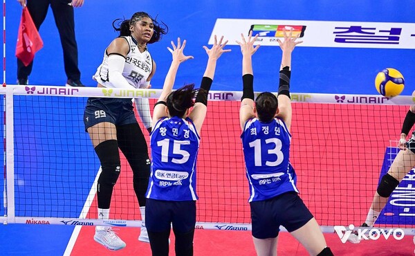 한국도로공사 모마(왼쪽)가 19일 경기도 화성종합체육관에서 열린 IBK기업은행과의 경기에서 강력한 스파이크를 때리고 있다. (출처:한국배구연맹)