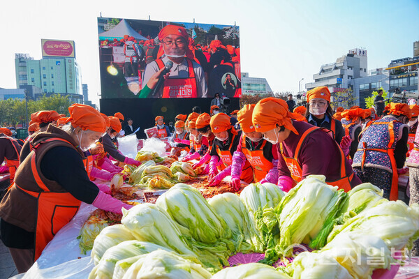 [천지일보 광주=이미애 기자] 22일 오후 광주 동구 5.18 민주광장에서 열린 ‘2025 대한민국 김치대전’에서 시민들이 김치를 버무리고 있다. (제공: 광주광역시청)ⓒ천지일보 2025.11.23.