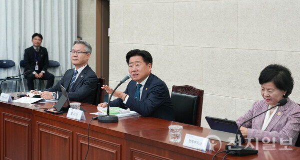 제주도가 24일 오전 도청 탐라홀에서 오영훈 제주특별자치도지사(가운데) 주재로 주간혁신성장회의를 진행하고 있다. (제공: 제주특별자치도) ⓒ천지일보 2025.11.24.