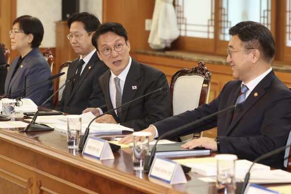 김민석 총리(오른쪽 두번째)가 24일 정부서울청사에서 열린 제1회 과학기술관계장관회의를 주재하며 관계부처 장관들과 주요 안건을 논의하고 있다. (제공: 국무총리실)