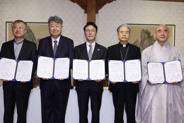 김민석 총리가 24일 서울 종로구 총리공관에서 열린 정부-종교계 상생협력 원탁회의에서 종교계 지도자들과 ‘생명존중 및 자살예방 협약’을 체결하며 기념 촬영하고 있다. (제공: 국무총리실)