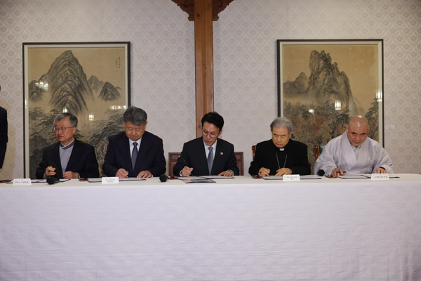 김민석 총리가 24일 삼청동 총리서울공관에서 열린 제1차 정부-종교계 생명존중 원탁회의를 갖기에 앞서 협약식을 하고 있다. (제공: 국무총리실)