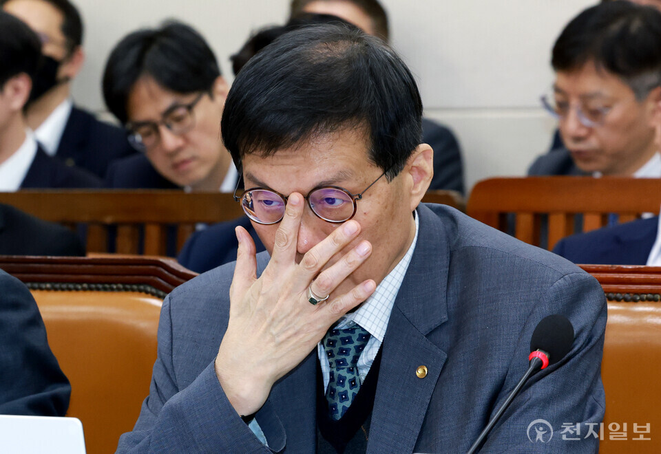 [천지일보=박준성 기자] 이창용 한국은행 총재가 29일 서울 여의도 국회에서 열린 국회 기획재정위원회의 한국은행·국세청·관세청 등에 대한 종합국정감사에서 생각에 잠겨 있다.ⓒ천지일보 2025.10.29.