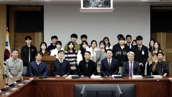 지난 6일 국회 의원회관 제1세미나실에서 ‘저널리즘 아카데미 1기’ 수료식이 열린 가운데 참여자들이 기념 사진을 찍고 있다. 왼쪽부터 장철웅 KBS방송인연합회 국장, 강명일 MBC제3노조 위원장, 오정환 전 MBC 보도본부장, 고대영 미디어리터러시희망재단 이사장, 국민의힘 신동욱 의원 천영식 팬앤마이크 대표이사, 이승재 시대연 대표 (제공: 시국에 행동하는 대학연합)