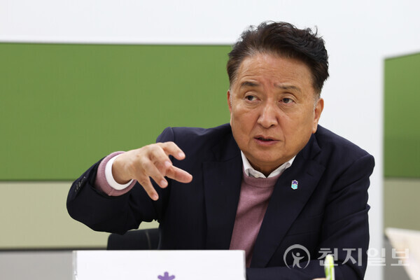 김영환 충북지사가 24일 도청 기자실에서 간담회를 열고 있다. (제공: 충북도청) ⓒ천지일보 2025.11.24.