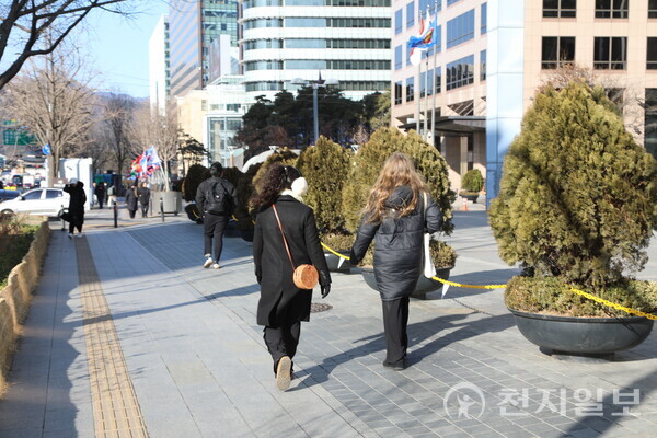 두꺼워 보이는 방한용 귀마개를 한 외국인이 세종대로를 보행하고 있다 ⓒ천지일보DB