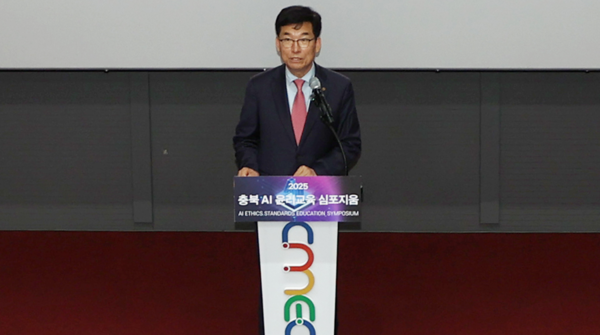 윤건영 충북교육감이 24일 미디어교육센터에서 ‘AI 윤리교육 심포지엄’을 열고 안전하고 책임 있는 인공지능 활용을 위한 교육 방향을 논의했다고 밝혔다. 사진은 윤 교육감이 개회사를 하는 모습. (제공: 충북도교육청)