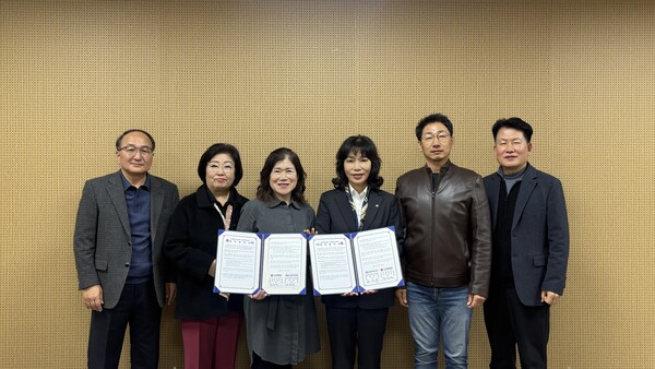 나사렛대 평생교육원이 충남지역혁신사업단과 지역 맞춤형 교육·산학협력 강화를 위한 업무협약 체결하고 양 기관 관계자들이 기념촬영을 하고 있다. (제공: 나사렛대학교) ⓒ천지일보 2025.11.24.
