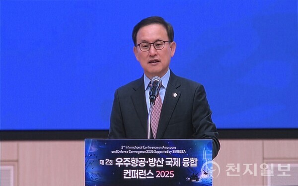 [천지일보 진주=이동현 기자] 국내외 연구자들이 우주항공·방산 산업의 기술과 정책을 논의하는 ‘제2회 우주항공·방산 국제 융합 컨퍼런스 2025’가 24일 열렸다. 사진은 권진회 경상국립대학교 총장이 발언중인 모습. ⓒ천지일보 2025.11.24.