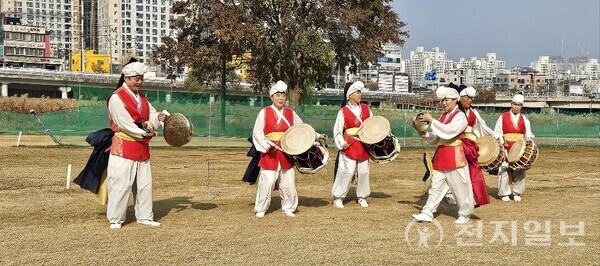 전중구파크골프협회(회장 오노균, 대전시 5개 구 파크골프협의회장)가 24일 중구 버드내 태평구장에서 ‘2025 농심천심 추수감사제’를 열고 한 해의 활동을 마무리했다. 사진은 행사 모습. (제공: 전중구파크골프협회) ⓒ천지일보 2025.11.24.