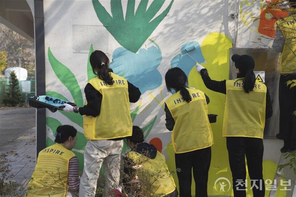 지난 11월 20일, 인천 북도면 소재 사회복지시설 장봉혜림원에서 인스파이어 임직원 봉사단이 벽화 그리기 봉사활동을 진행했다. (제공: 인스파이어) ⓒ천지일보 2025.11.25.