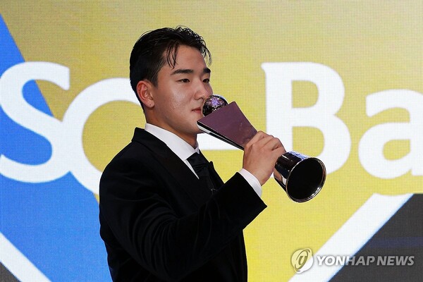 24일 KBO 신인상을 받은 KT의 안현민이 트로피에 입을 맞추며 기념 촬영을 하고 있다. (출처:연합뉴스)