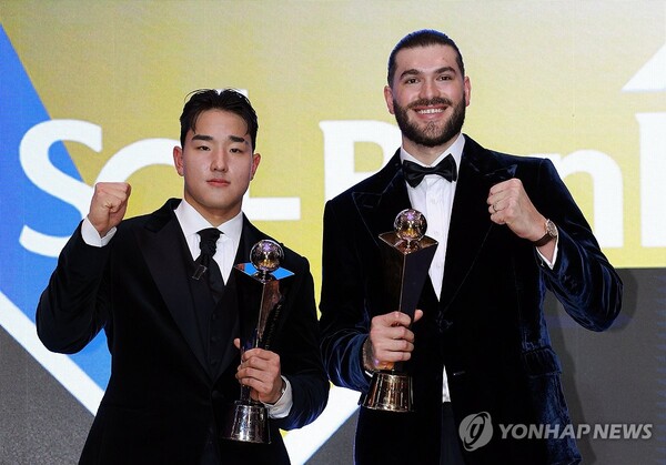 최우수선수(MVP)로 선정된 한화의 폰세(오른쪽)와 신인상을 받은 KT의 안현민이 기념 촬영을 하고 있다. (출처:연합뉴스)