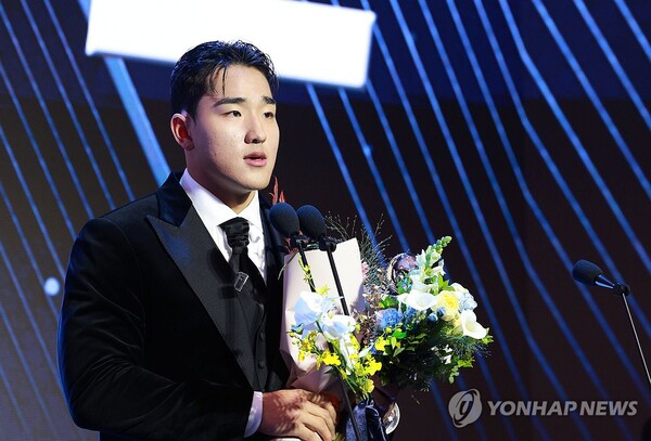 신인상을 받은 KT 안현민이 소감을 밝히고 있다. (출처:연합뉴스)