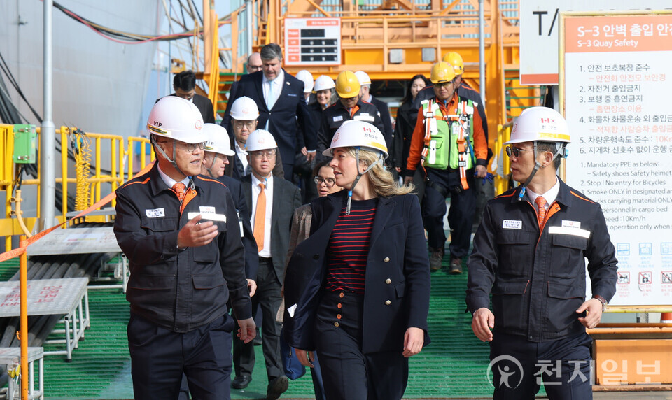 60조원 규모의 캐나다 잠수함 사업 수주전의 주요 결정권을 쥔 실무최고 책임자인 산업부 멜라니 졸리 장관이 24일 한화오션 거제사업장을 방문했다. (제공: 한화오션) ⓒ천지일보 2025.11.24.