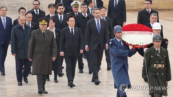 (앙카라=연합뉴스) 튀르키예를 국빈 방문 중인 이재명 대통령이 24일(현지시간) 앙카라에 위치한 튀르키예의 초대 대통령 '무스타파 케말 아타튀르크'의 묘소에 도착해 참배를 위해 이동하고 있다. 2025.11.24 