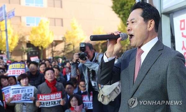 국민의힘 장동혁 대표가 23일 오후 경남 창원시 성산구 중앙동에서 열린 '민생회복 법치수호 국민대회'에 참석해 발언하고 있다. 2025.11.23 (출처: 연합뉴스)