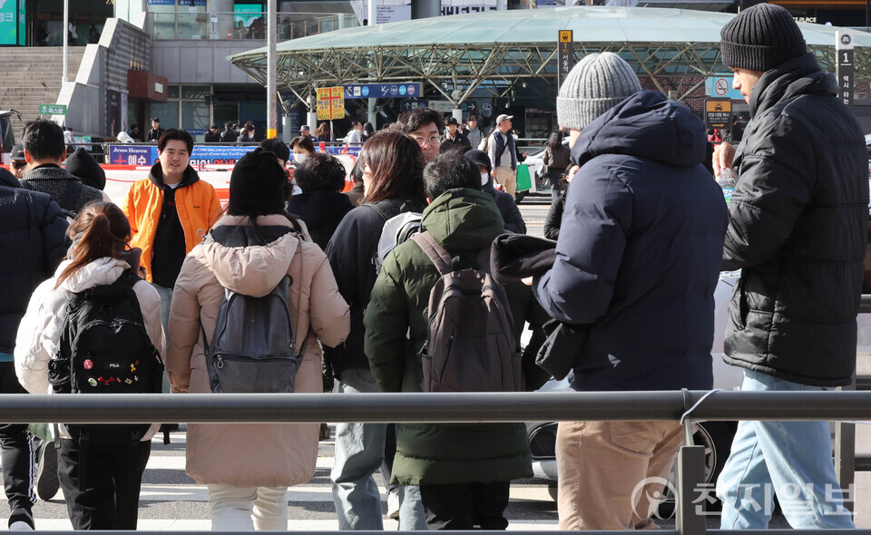 [천지일보=남승우 기자] 북쪽에서 찬 공기가 유입되면서 추위가 찾아온 17일 서울역 버스환승센터에서 두꺼운 외투를 입은 시민과 관광객들이 발걸음을 재촉하고 있다. ⓒ천지일보 2025.11.17.