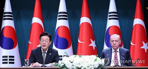 (앙카라=연합뉴스) 이재명 대통령과 레제프 타이이프 에르도안 튀르키예 대통령이 24일(현지시간) 튀르키예 앙카라 대통령궁에서 공동언론발표를 하고 있다. 2025.11.25