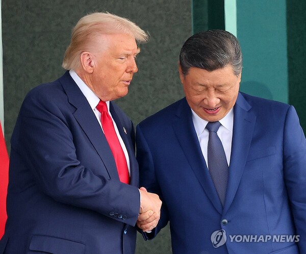 [연합뉴스 자료사진] 도널드 트럼프 미국 대통령과 시진핑 중국 국가주석이 10월 30일 부산 김해공군기지 의전실 나래마루에서 미중 정상회담을 마친 뒤 회담장을 나서며 악수하고 있다. 2025.10.30