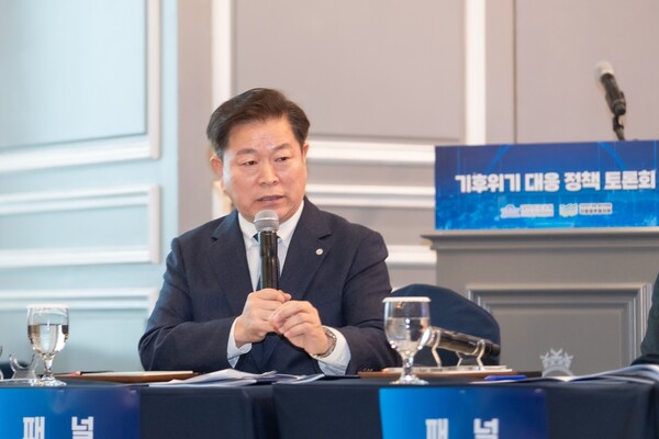 )박승원 광명시장이 24일 서울 여의도 켄싱턴호텔에서 열린 ‘국가와 지방이 함께하는 탄소중립 실현, 기후위기 대응 정책 토론회’에 참석해 지방정부 기후 분권의 필요성에 대해 말하고 있다. (제공: 광명시청) ⓒ천지일보 2025.11.25.