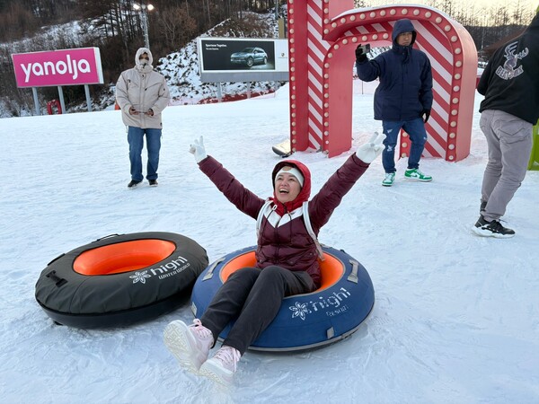 정선 하이원리조트에서 썰매를 즐기고 있는 필리핀 관광객들 (제공: 한국관광공사)ⓒ천지일보 2024.12.19.