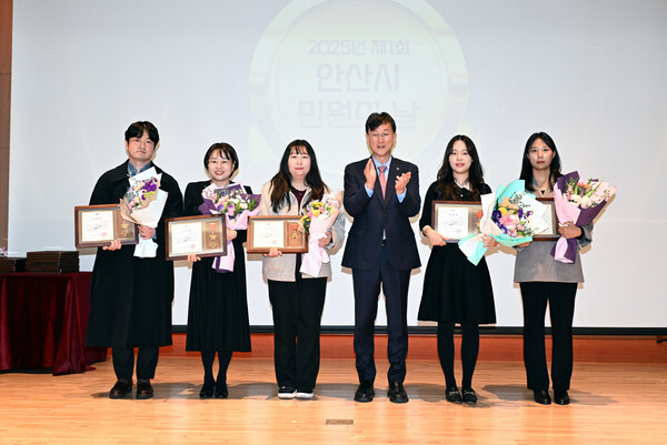 이민근 안산시장(오른쪽 세번째)이 24일 단원구청 단원홀에서 열린 ‘2025년 제1회 안산시 민원의 날’ 기념행사에서 친절 우수직원들에게 표창을 수여하고 함께 기념촬영을 하고 있다. (제공: 안산시청) ⓒ천지일보 2025.11.25.