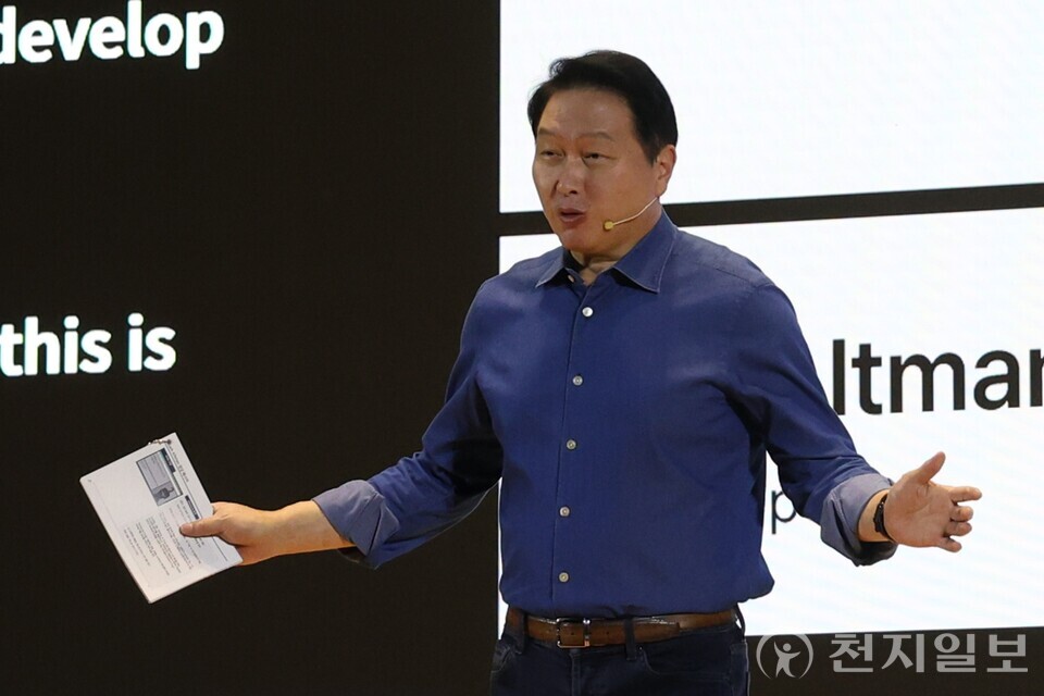 [천지일보=김정필 기자] 최태원 SK그룹 회장이 3일 서울 강남구 코엑스 오디토리움에서 열린 ‘SK AI 서밋 2025’ 키노트 세션에서 ‘AI Now & Next’를 주제로 기조연설을 하고 있다. ⓒ천지일보 2025.11.03.