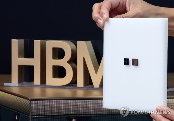 지난 10월 28일 경북 경주 엑스포공원 에어돔에서 열린 ‘K-테크 쇼케이스’ SK 부스에서 관계자가 6세대 고대역폭 메모리인 HBM4를 소개하고 있다. 2025.10.28. (출처: 연합뉴스)