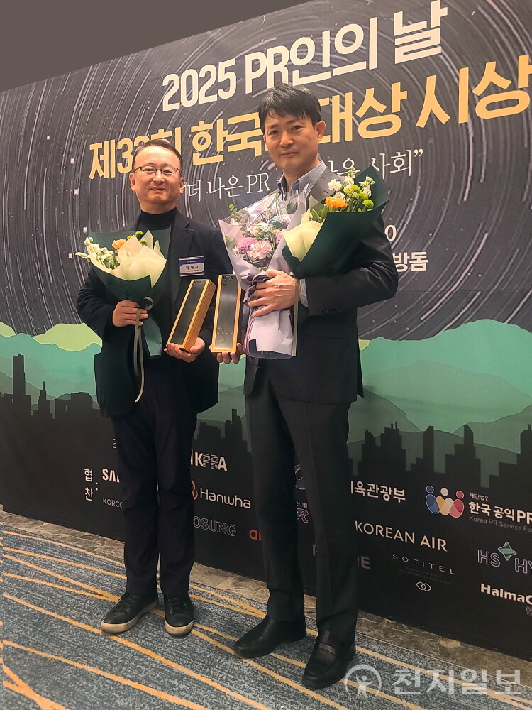 로이스커뮤니케이션이 ‘2025 한국PR대상’ 기업 마케팅 PR 부문 최우수상에 선정돼 트로피와 꽃다발을 들고 기념촬영을 하고 있다. 사진은 오른쪽부터 황재규 로이스커뮤니케이션 대표, 박중석 삼양라운드스퀘어 홍보그룹장. (제공: 로이스커뮤니케이션)