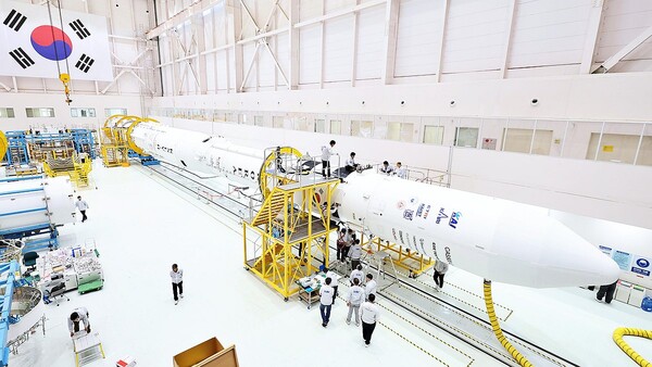 고흥 나로우주센터 조립동에서 지난 19일 연구진들이 누리호 4차 발사 총조립을 수행하고 있다. 누리호는 오는 27일 네 번째 발사를 앞두고 있다. (제공: 한국항공우주연구원)