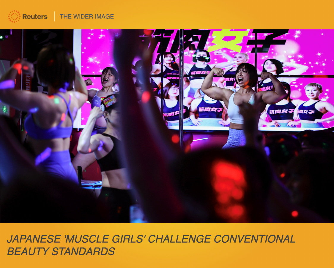머슬걸스의 매니저 히토미 하루가에(38)가 지난 7월 25일 일본 도쿄에서 진행된 댄스 공연 중 근육을 과시하고 있다. (REUTERS/Kim Kyung-Hoo, 연합뉴스)