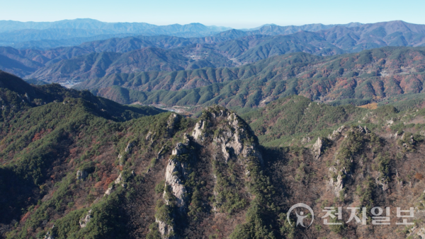 [천지일보=김인우 기자] 해발 1046m에 달하는 경남 거창군의 우두산 의상봉 전경. 산의 형세가 소의 머리를 닮았다고 해서 붙여진 이름이다. 의상봉은 신라시대 의상대사가 참선하던 곳으로 전해진다. ⓒ천지일보 2025.11.25.