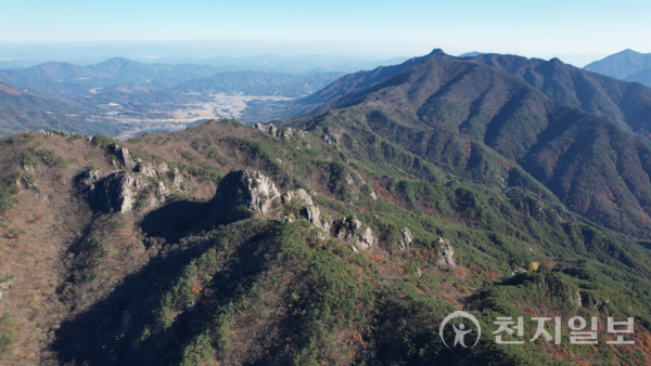 [천지일보=김인우 기자] 해발 1046m에 달하는 경남 거창군의 우두산 의상봉 전경. 산의 형세가 소의 머리를 닮았다고 해서 붙여진 이름이다. 의상봉은 신라시대 의상대사가 참선하던 곳으로 전해진다. ⓒ천지일보 2025.11.25.