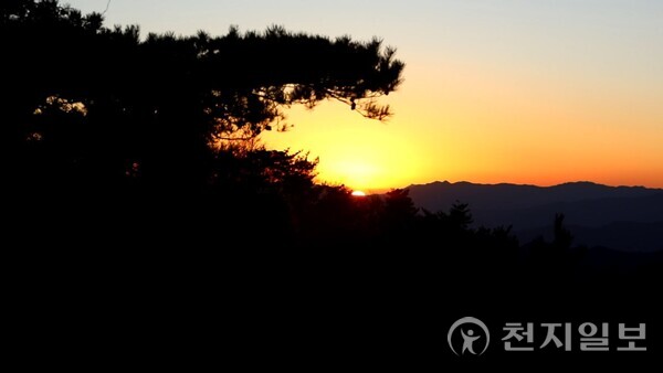 마장재에서 바라본 우두산의 해넘이. ⓒ천지일보 2025.11.25.