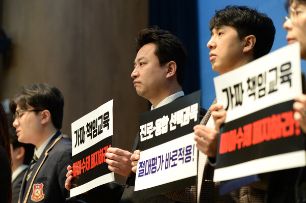 한국교원단체총연합회(교총)·교사노동조합연맹(교사노조)·전국교직원노동조합(전교조)이 국민의힘 정성국 의원, 더불어민주당 백승아 의원과 함께 25일 국회에서 공동 기자회견을 열고 있다. (제공: 교총)