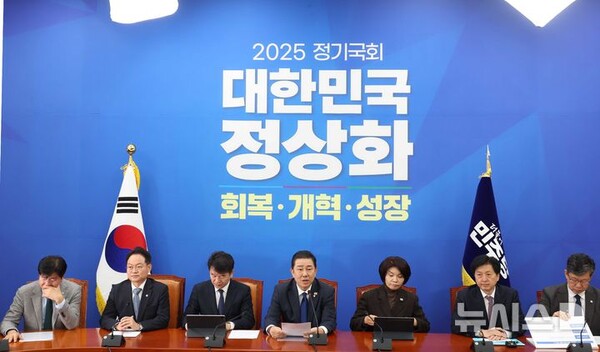 김병기 더불어민주당 원내대표가 25일 오전 서울 여의도 국회에서 열린 원내대책회의에서 발언을 하고 있다. (출처: 뉴시스)