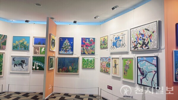지난해 11월 1일부터 12월 30일까지 롯데월드 서울스카이 120층에서 열린 ‘2024 장애인 미술 아트페어 LENTEMENT’ 모습. 사단법인 도와지 소속 작가들도 참여해 많은 호응을 받았다. ⓒ천지일보 2025.11.25.