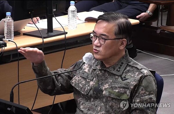 여인형 전 국군방첩사령관이 24일 서울 서초구 서울중앙지법에서 열린 윤석열 전 대통령의 내란 우두머리, 직권남용 권리행사방해 혐의 사건 속행 공판에 증인으로 출석해 발언하고 있다. (출처: 연합뉴스)