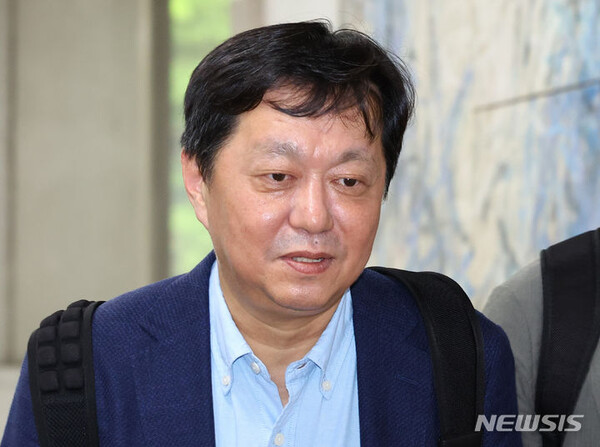 정진상 전 더불어민주당 대표실 정무조정실장이 지난 5월 21일 오전 서울 서초구 서울중앙지방법원에서 열린 대장동 배임 및 성남FC 뇌물수수 의혹 관련 공판에 출석하고 있다. (출처: 뉴시스)