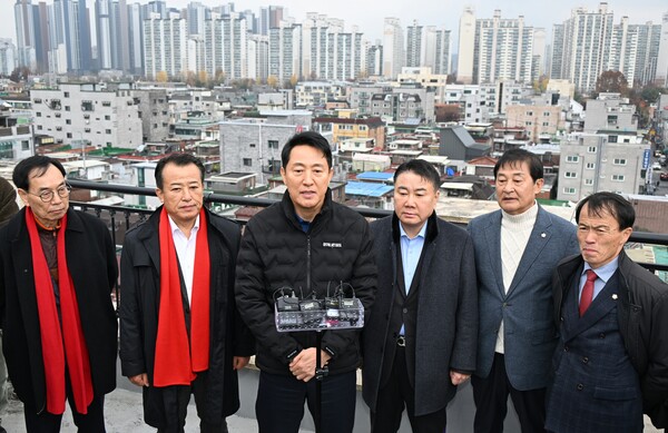 서울시가 중랑구 중화동 모아타운 사업기간을 9년에서 7년으로 단축해 2030년까지 2800여 세대 공급을 목표로 정비사업을 본격 추진한다. 오세훈 시장이 25일 중랑구 현장을 찾아 사업추진 계획을 설명하고 있다. (제공: 서울시)