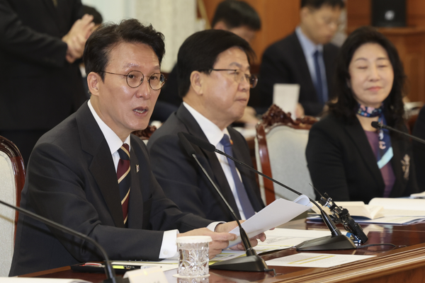 김민석 국무총리 주재로 25일 열린 제17차 미세먼지특별대책위원회에서 계절관리제 강화, 석탄발전 감축, 실내공기질 기준 상향 등의 미세먼지 저감 대책을 확정했다. (제공: 국무총리실)