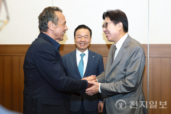 부산시가 지역 조선기자재 기업과 글로벌 발전선 전문기업과 손잡고 조선·해양플랜트 산업 공동 발전을 위한 협력 체계를 구축한다고 25일 밝혔다. 사진은 박형준 부산시장이 악수하고 있는 모습. (제공: 부산시청) ⓒ천지일보 2025.11.26.