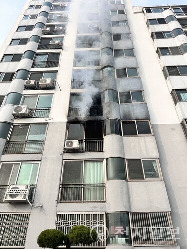 25일 오전 화재가 발생한 창원 의창구 북면 A아파트 3층에서 연기가 계속해서 피어오르고 있다. (제공: 창원소방본부)ⓒ천지일보 2025.11.25.