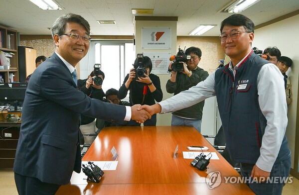김지형 경제사회노동위원회 위원장이 25일 서울 중구 전국민주노동조합총연맹(민주노총)을 방문해 양경수 민주노총 위원장과 악수하고 있다. (출처: 연합뉴스)