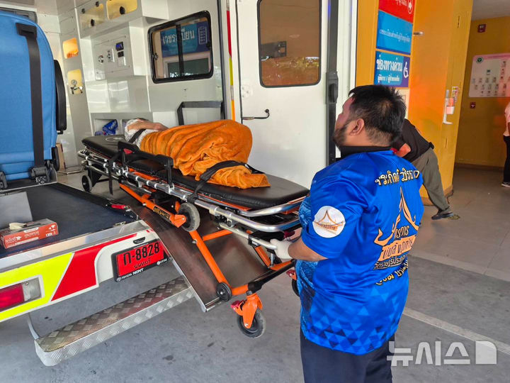 태국 논타부리주 와트 랏 프라콩 탐 사찰에서 화장이 예정돼 있던 한 여성이 살아있는 것으로 발견돼 인근 병원으로 이송되고 있다. (출처: 뉴시스)