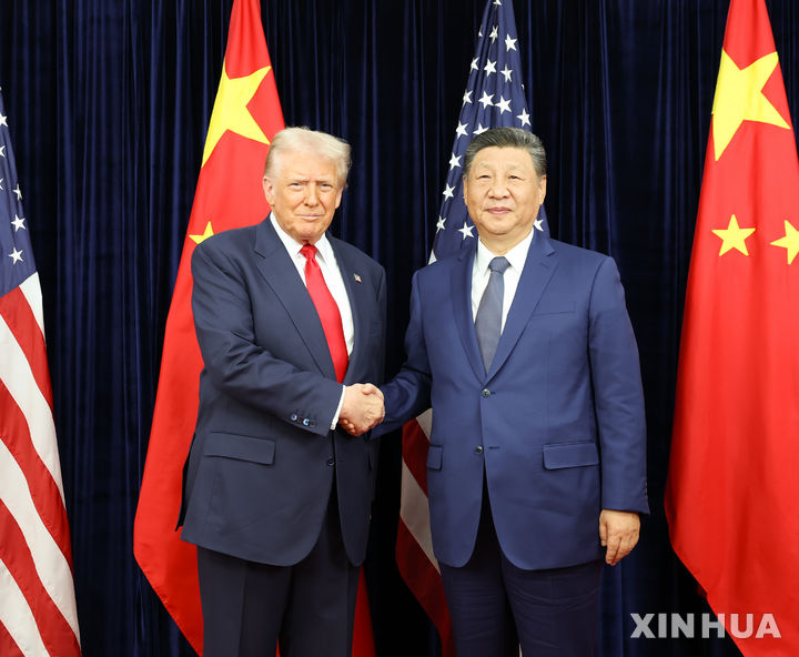 손 잡은 도널드 트럼프 미국 대통령(왼쪽)과 시진핑 중국 국가 주석. (출처: 뉴시스)